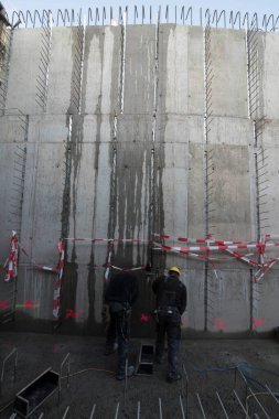 İnşaat alanında inşaat işçisi, inşaat sektöründe çalışan.