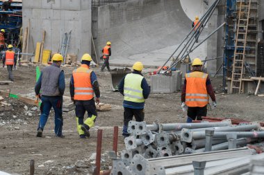 İnşaat alanında inşaat işçisi, inşaat sektöründe çalışan.