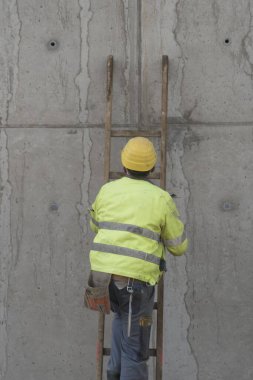 İnşaat alanında inşaat işçisi, inşaat sektöründe çalışan.