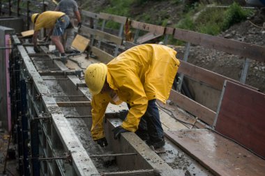 İnşaat alanında inşaat işçisi, inşaat sektöründe çalışan.