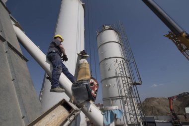 İnşaat alanında inşaat işçisi, inşaat sektöründe çalışan.