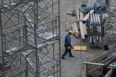 İnşaat alanında inşaat işçisi, inşaat sektöründe çalışan.