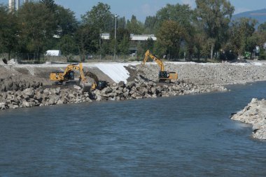 Caterpillar markasından bir kazıcı.