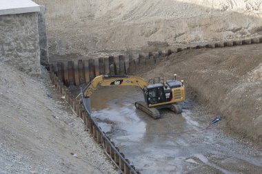 Caterpillar markasından bir kazıcı.