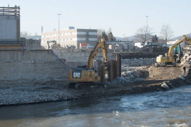 Caterpillar markasından bir kazıcı.