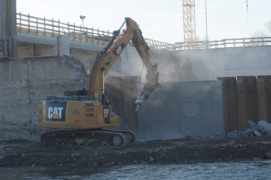 Caterpillar markasından bir kazıcı.