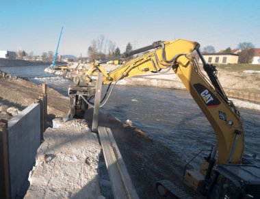 Caterpillar markasından bir kazıcı.