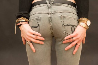 Bir kadının poposu ya da kalçaları, kadın cinselliğinin sembolü.