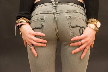 Bir kadının poposu ya da kalçaları, kadın cinselliğinin sembolü.