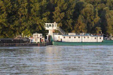 karadaki su yollarında kargo nakliyesi su üzerinde lojistik