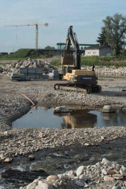 Bir inşaat sahasında volvo kazıcı, toprak işçiliği ve inşaat projesi için ağır makineler