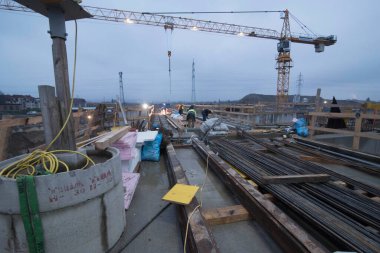 İnşaat alanındaki Liebherr şirketinden bir vinç.