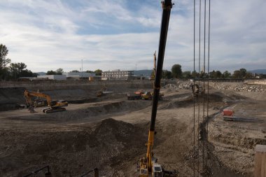 İnşaat ve yol işlerinde vinç araç kamyonu