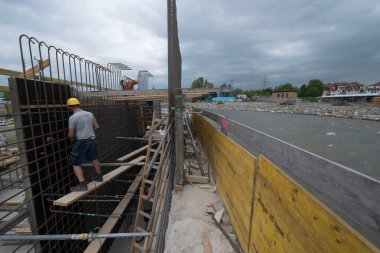 İnşaat alanında inşaat işçisi, inşaat sektöründe çalışan.