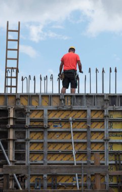 İnşaat alanında inşaat işçisi, inşaat sektöründe çalışan.