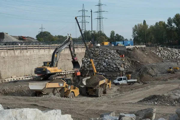 Bir inşaat sahasında volvo kazıcı, toprak işçiliği ve inşaat projesi için ağır makineler