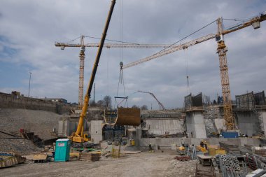 İnşaat ve yol işlerinde vinç araç kamyonu