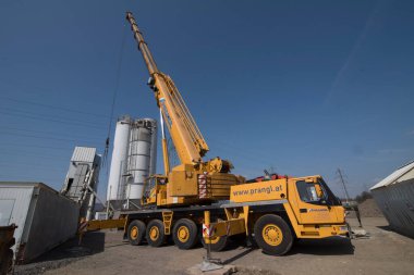 İnşaat ve yol işlerinde vinç araç kamyonu