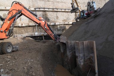 İnşaat alanında kazıcı, toprak işçiliği ve inşaat projesi için ağır makineler.