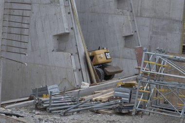 Caterpillar markasından bir kazıcı.