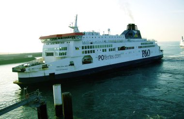 Denizdeki yolcular için gemilerin navigasyonu