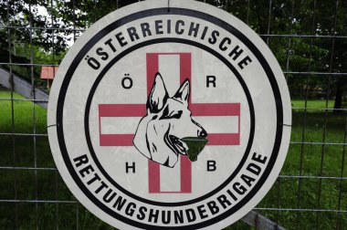 Köpekler insanlarla etkileşimde kullanılır.