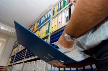 arşivdeki dosya ve belgeler ofis yönetimi ve organizasyonda