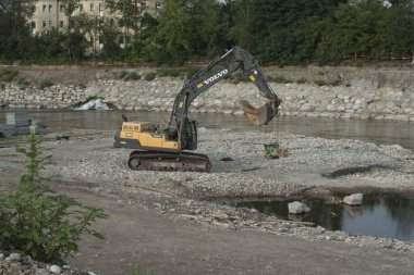 Bir inşaat sahasında volvo kazıcı, toprak işçiliği ve inşaat projesi için ağır makineler