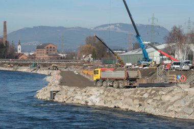İnşaat alanında ya da şantiyede bir inşaat kamyonu