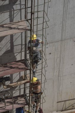 İnşaat alanında inşaat işçisi, inşaat sektöründe çalışan.