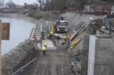 İnşaat alanında ya da şantiyede bir inşaat kamyonu