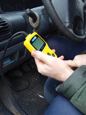 bir araba tamiri ve bakım, bir otomobilin bozuk parçalarını tamir etmek.