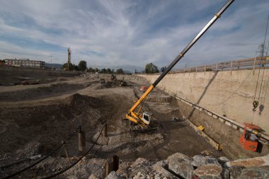 İnşaat ve yol işlerinde vinç araç kamyonu