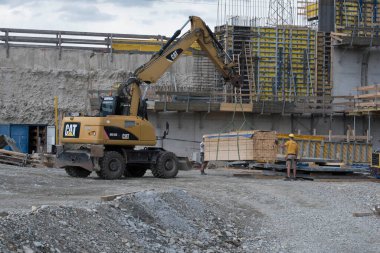 Caterpillar markasından bir kazıcı.