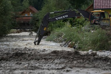 Şiddetli yağmurdan sonra yüksek suyu olan bir nehir, doğal afet.