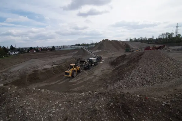 İnşaat alanında ya da şantiyede bir inşaat kamyonu