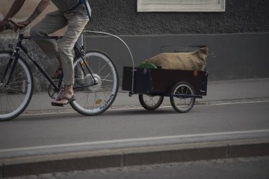Çevre dostu ulaşım ve hareket kabiliyeti bir kargo motoruyla