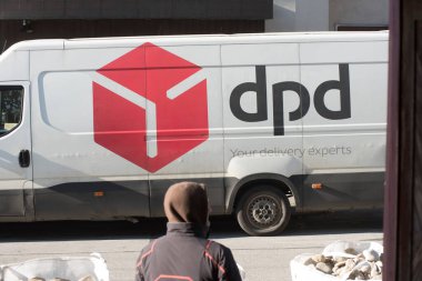 Sokakta posta ve paket taşıyan bir DPD kamyonu.