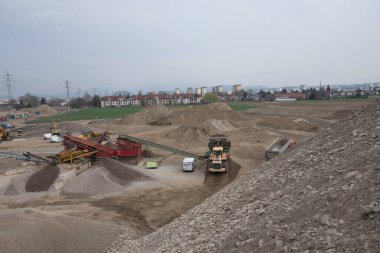 İnşaat endüstrisi için kum ve çakıl madenciliği