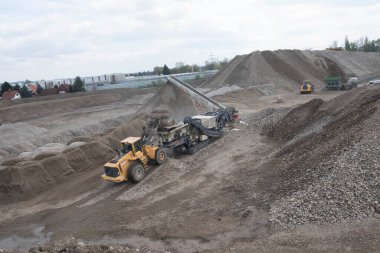 İnşaat endüstrisi için kum ve çakıl madenciliği