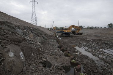İnşaat alanında kazıcı, toprak işçiliği ve inşaat projesi için ağır makineler.
