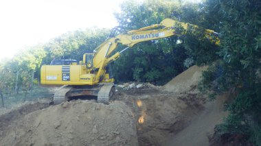 Bir inşaat sahasında komatsu kazıcısı, toprak işçiliği ve inşaat projesi için ağır makineler