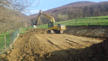 Bir inşaat sahasında komatsu kazıcısı, toprak işçiliği ve inşaat projesi için ağır makineler