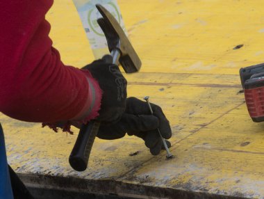 İnşaat alanında inşaat işçisi, inşaat sektöründe çalışan.