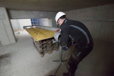 İnşaat alanında inşaat işçisi, inşaat sektöründe çalışan.