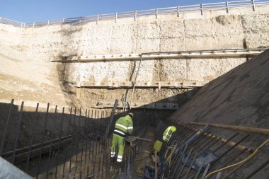 İnşaat alanında inşaat işçisi, inşaat sektöründe çalışan.