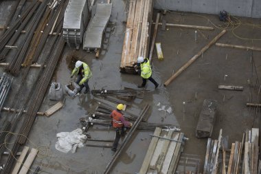 İnşaat alanında inşaat işçisi, inşaat sektöründe çalışan.