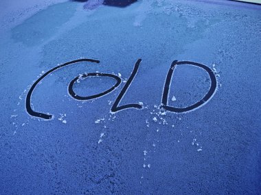 Beyaz kar ve soğuk kış mevsiminde kar yağışından sonra