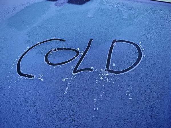 Beyaz kar ve soğuk kış mevsiminde kar yağışından sonra