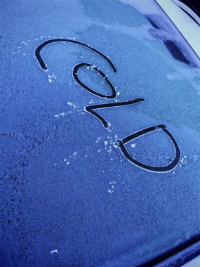 Beyaz kar ve soğuk kış mevsiminde kar yağışından sonra